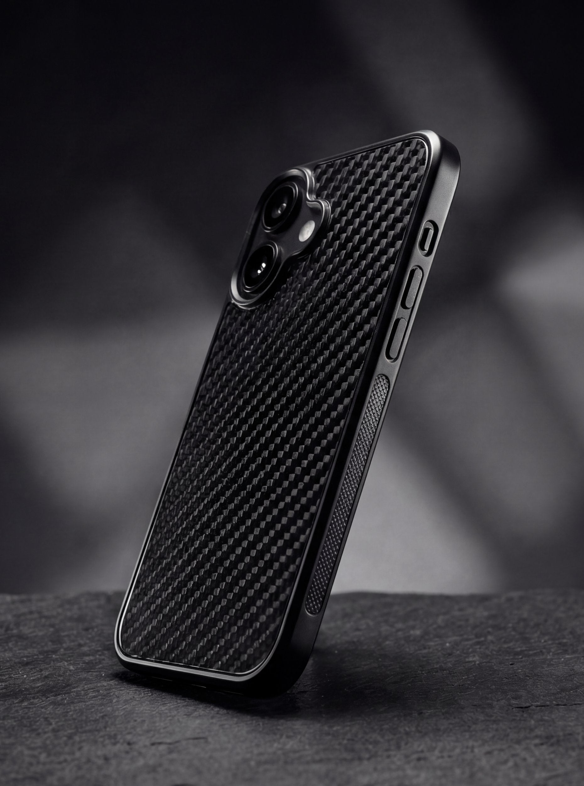 Perfil lateral funda Rydercases de fibra de carbono real mostrando diseño fino y preciso