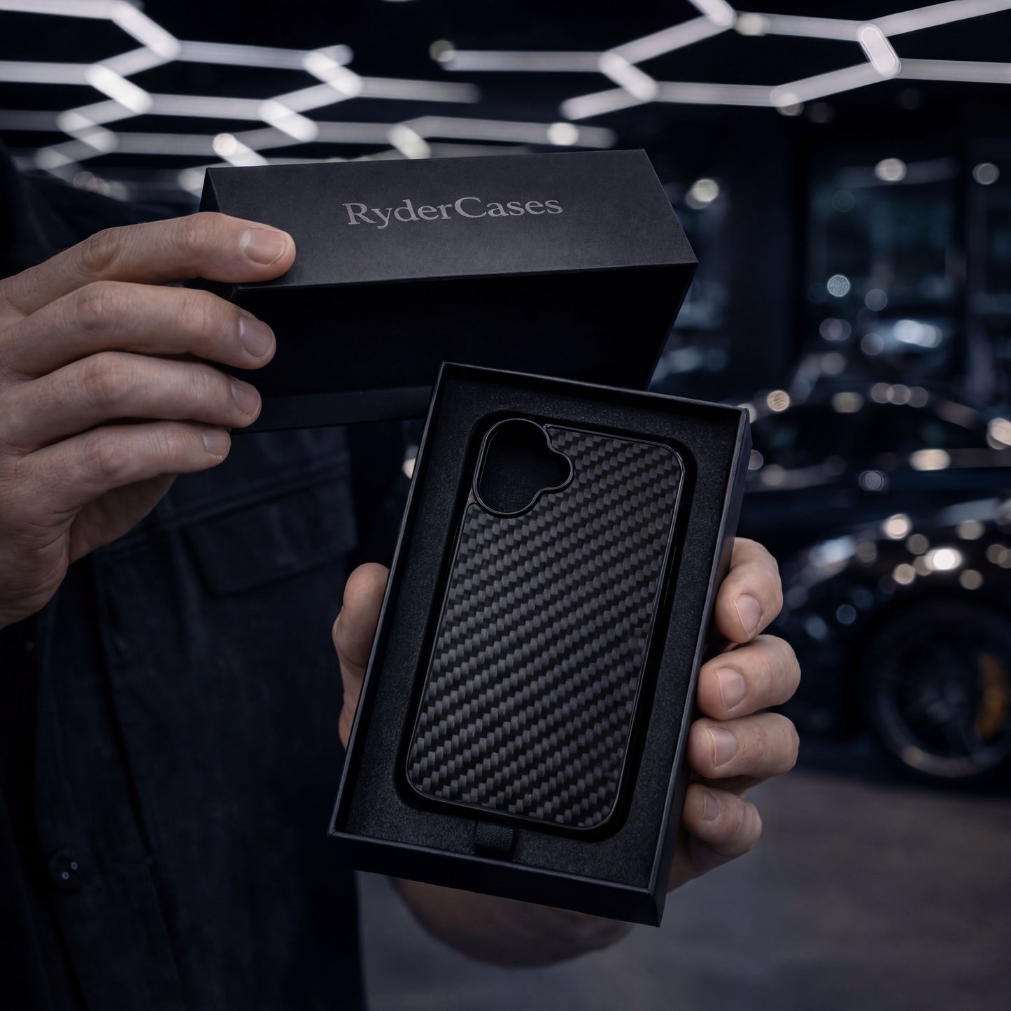 Unboxing fund Rydercases de fibra de carbono real presentada en packaging premium 